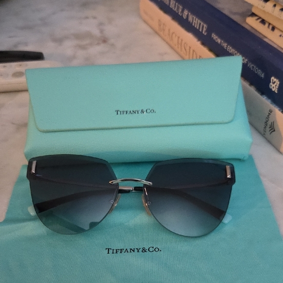 Tiffany & Co. Elegant Gradient Blue Sunglasses Cat Eye Sunglasses - Picture 2 of 12